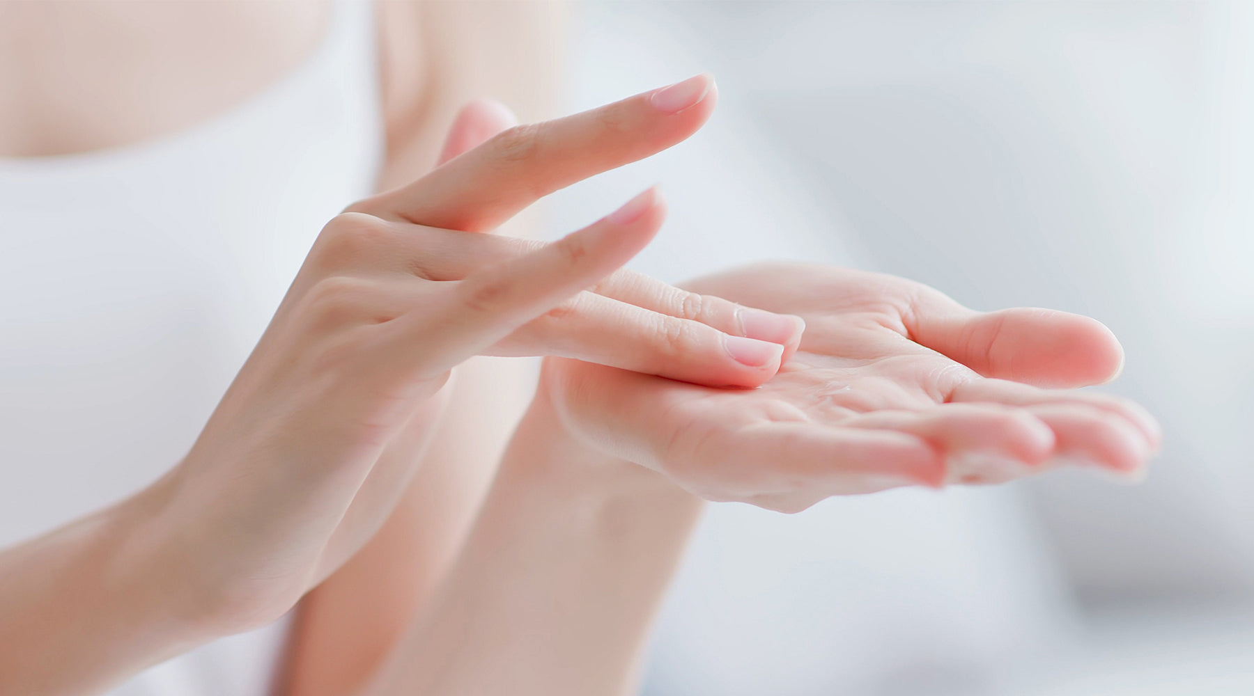 What's the Difference Between Facial Serum and Facial Oil?